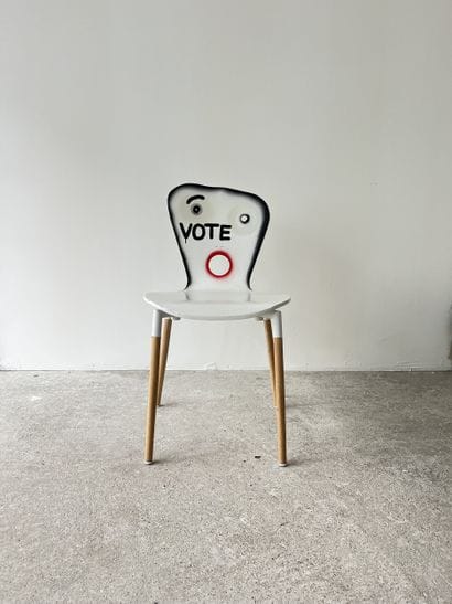vote - chaise d'occasion customisée par découpe...
