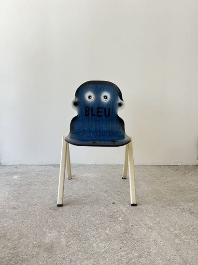 bleu - chaise d'occasion customisée par découpe...
