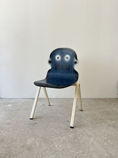 bleu - chaise d'occasion customisée par découpe...