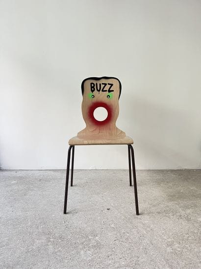 buzz - chaise d'occasion customisée par découpe...