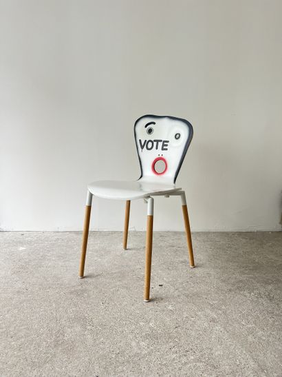 vote - chaise d'occasion customisée par découpe...
