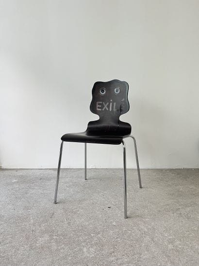 exilé - second-hand chair customized by cutting...