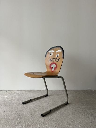 intox - second-hand chair customized by cutting...