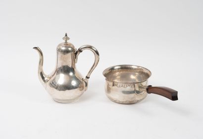 - Small silver pan (950) with pouring spout...