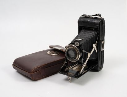 LIGHT
A large camera.
Case lining detached,...