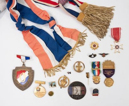 Lot of metal medals or badges:
* POLAND.
-...
