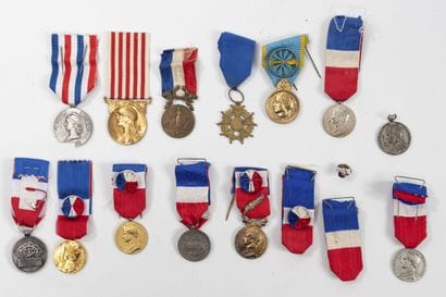 FRANCE
12 metal medals :
- one from the Great...