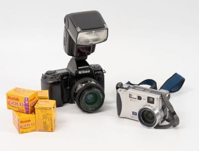 Set of two modern cameras:
-Sony cybershot.
-Nikon...