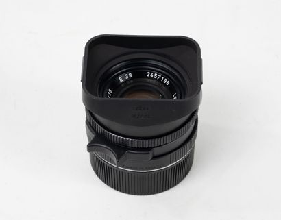 Set of camera accessories, including :
-...