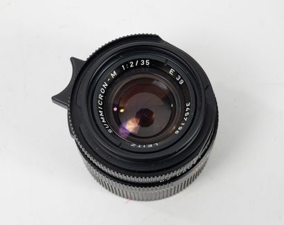 Set of camera accessories, including :
-...