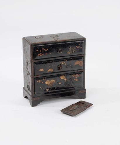 JAPAN, early 20th century
Small three-drawer...