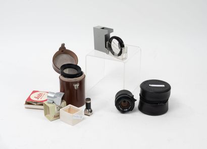 Set of camera accessories, including :
-...