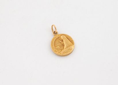 Small medal in yellow gold (750) featuring...