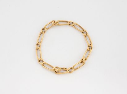 Yellow gold (750) figaro link bracelet.
Concealed...