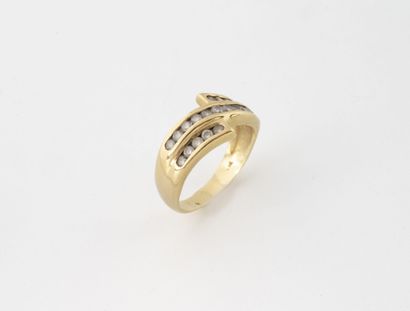 Bague en or jaune (750) ornée de trois lignes...