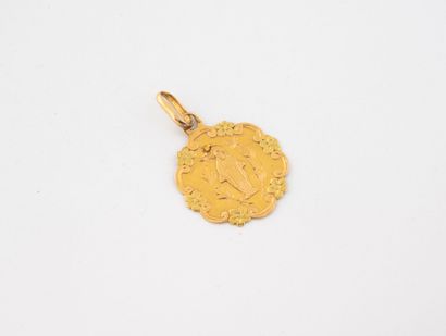 Religious medal in yellow gold (750) centered...