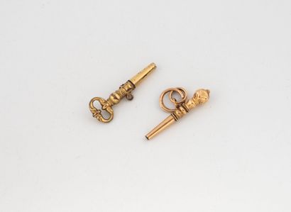 Deux clefs de montre :
- une en or jaune...