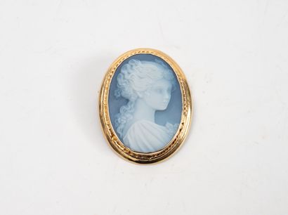 Yellow gold (750) brooch centered with a...