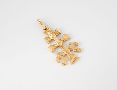 Pendentif croix de Caravaca en or jaune (750).
Poids...