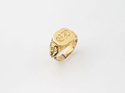 Yellow gold (750) signet ring monogrammed...