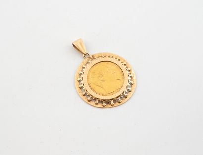 Pendentif en or jaune (750) retenant une...