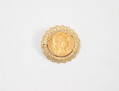 Yellow gold (750) brooch centered with a...