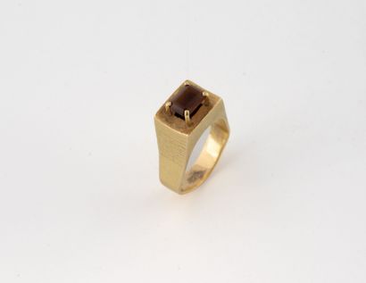 Bague chevalière en or jaune (750) l'anneau...
