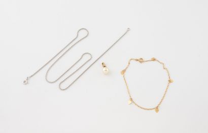 Lot d'or (750) comprenant :
Un bracelet or...
