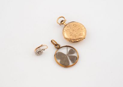 Yellow gold (750) lot including :
- A collar...
