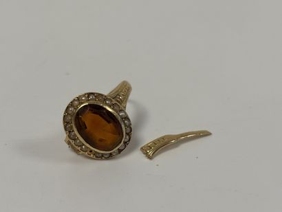 Débris de bague en or jaune (750), demi perles...