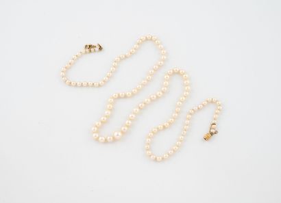 White cultured pearl necklace.
Barrel-shaped...
