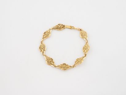 Yellow gold (750) bracelet with eight poly-lobed...