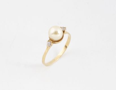 Bague en or jaune (750) ornée d'une perle...