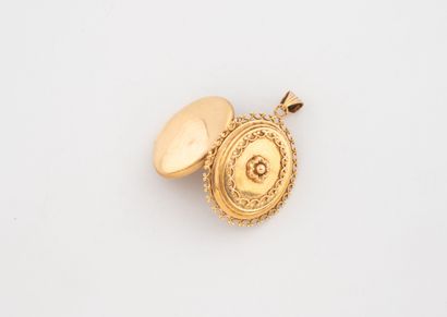 Yellow gold (750) oval photograph holder...