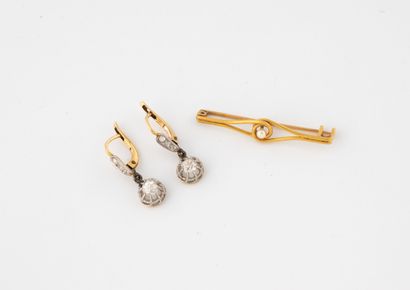 Small lot of jewelry in yellow (750) gold:
-...