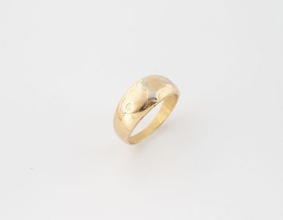 Bague jonc bombé en or jaune (750) à motifs...