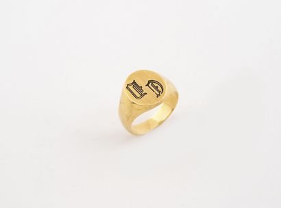 Chevalière in yellow gold (750) with oval...