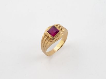 Yellow gold (750) ring centered on a calibrated...
