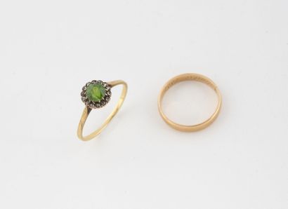 Lot of two rings including : 
- A yellow...