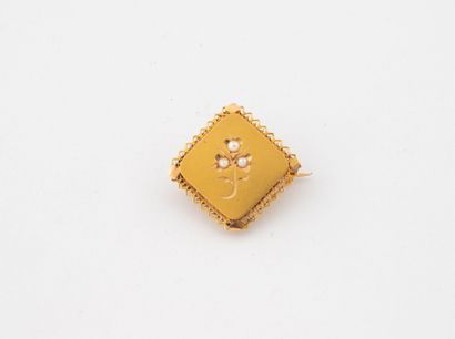Yellow gold (750) square brooch centered...