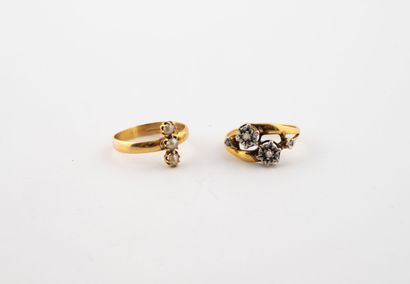 Lot of two rings including :
- A yellow gold...