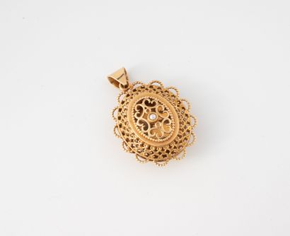 Yellow gold (750) medallion pendant openworked...