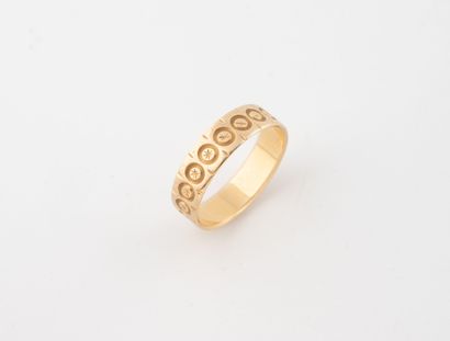 Bague bandeau en or jaune (750) à décor d'une...