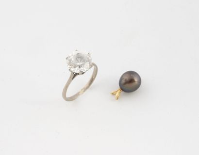 Lot comprenant : 
- Bague solitaire monture...