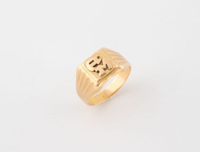 Yellow gold (750) signet ring monogrammed...