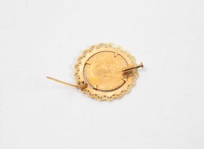 Yellow gold (750) brooch centered with a...
