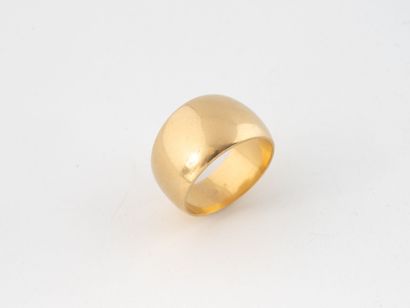 Bague jonc légèrement bombée en or jaune...