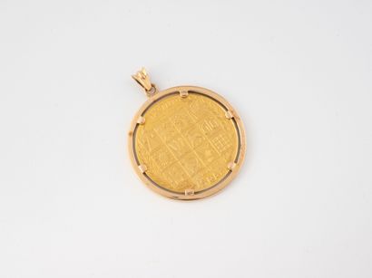 Yellow gold (750) pendant centered with an...