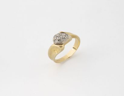 Bague or jaune (750) centrée d'une goutte...