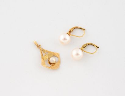 Lot comprenant : 
- Une paire de boucles...